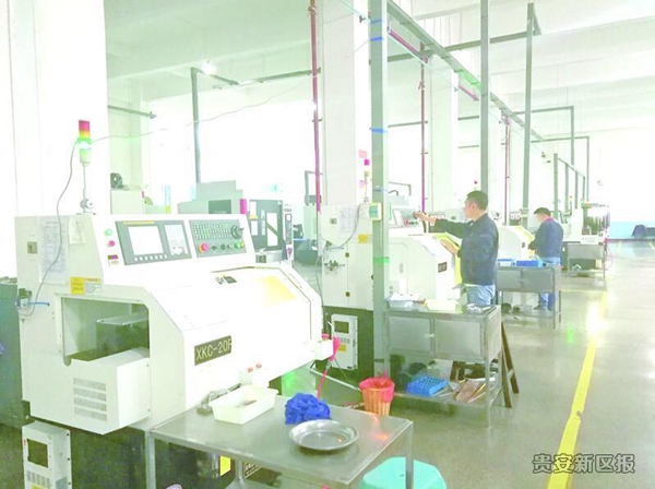 东江科技工人忙着生产。 陈敏 摄