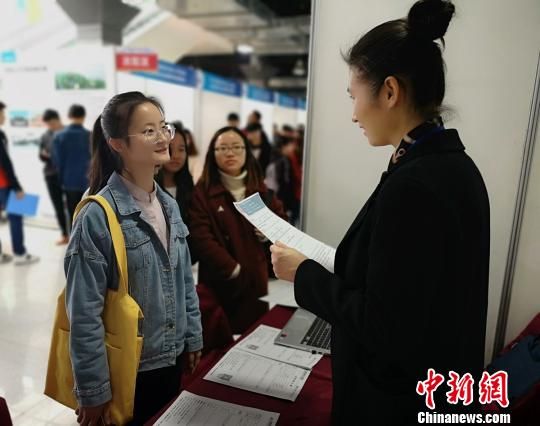 一位大学生正在咨询工作。　唐小晴 摄