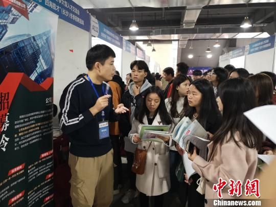 一家企业的招聘负责人介绍岗位信息。　唐小晴 摄