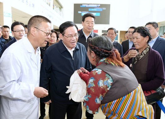 同当地人民一道坚决打赢脱贫攻坚战！李强率团