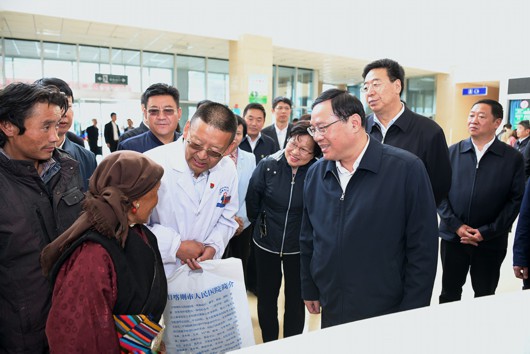 同当地人民一道坚决打赢脱贫攻坚战！李强率团