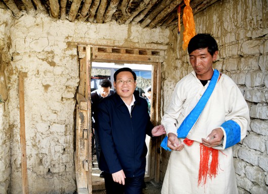 同当地人民一道坚决打赢脱贫攻坚战！李强率团
