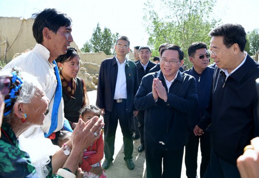 同当地人民一道坚决打赢脱贫攻坚战！李强率团