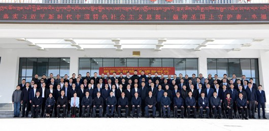 同当地人民一道坚决打赢脱贫攻坚战！李强率团