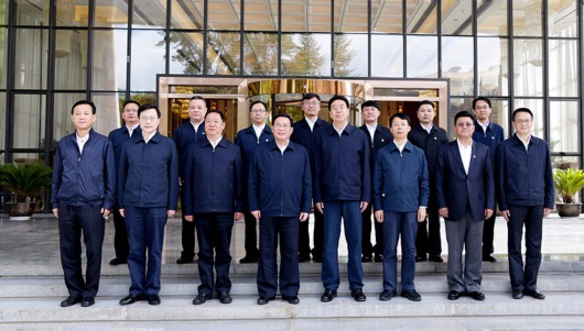 同当地人民一道坚决打赢脱贫攻坚战！李强率团