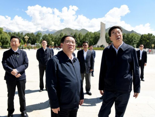 同当地人民一道坚决打赢脱贫攻坚战！李强率团