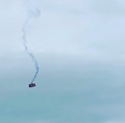 英国一名伞兵在5000英尺高空跳伞中失控 奇迹般幸免于难