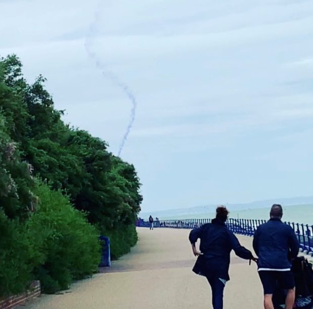 英国一名伞兵在5000英尺高空跳伞中失控 奇迹般幸免于难