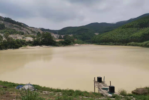 多次被约谈后，用绿网、草皮“复绿”矿山