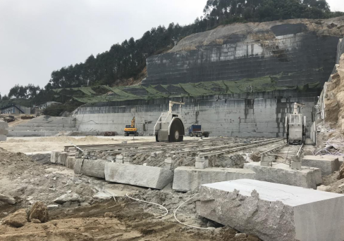 多次被约谈后，用绿网、草皮“复绿”矿山