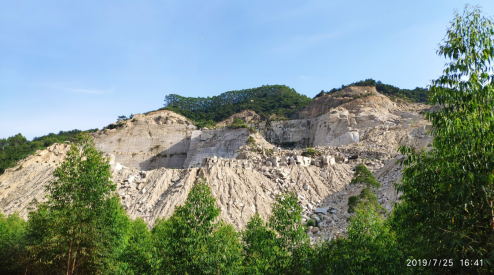 多次被约谈后，用绿网、草皮“复绿”矿山
