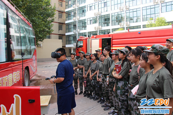 同学们通过VR火灾逃生演练系统进行模拟体验