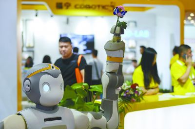 仿生机器人展现高科技