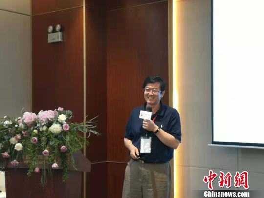 全球知名电机和电驱动专家、精进电动创始人蔡蔚在论坛上做主旨演讲。　供图 摄