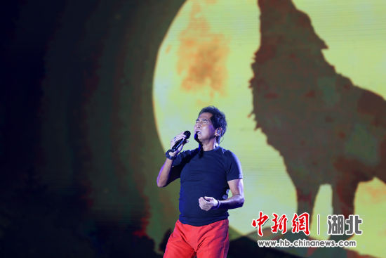 歌手齐秦献唱 李重庆 摄