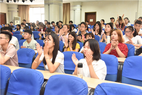 “怡善讲堂”开进青岛科技大学法学院