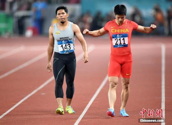 资料图：8月25日，2018年雅加达亚运会田径男子100米预赛，中国飞人苏炳添在第三小组第五道出发，他以绝对优势获得小组第一，成绩为10秒27。图为苏炳添赛前准备。 /p中新社记者 侯宇 摄