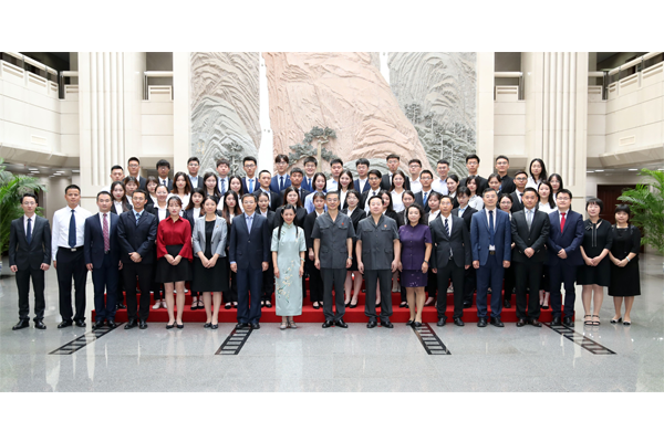 周强出席挂职学者和法律实习生工作座谈会强调