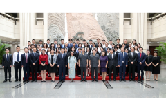 周强出席挂职学者和法律实习生工作座谈会强调