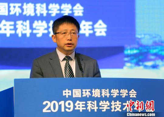 本届年会开幕式由中国环境科学学会秘书长王志华主持。　钟欣 摄