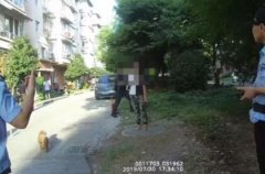 惊险！女子持刀轻生 特警“空手夺刀”