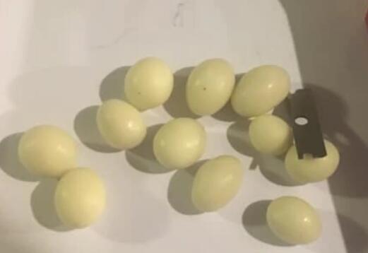 澳水果中频现凶器：草莓中插钉子，葡萄干里夹