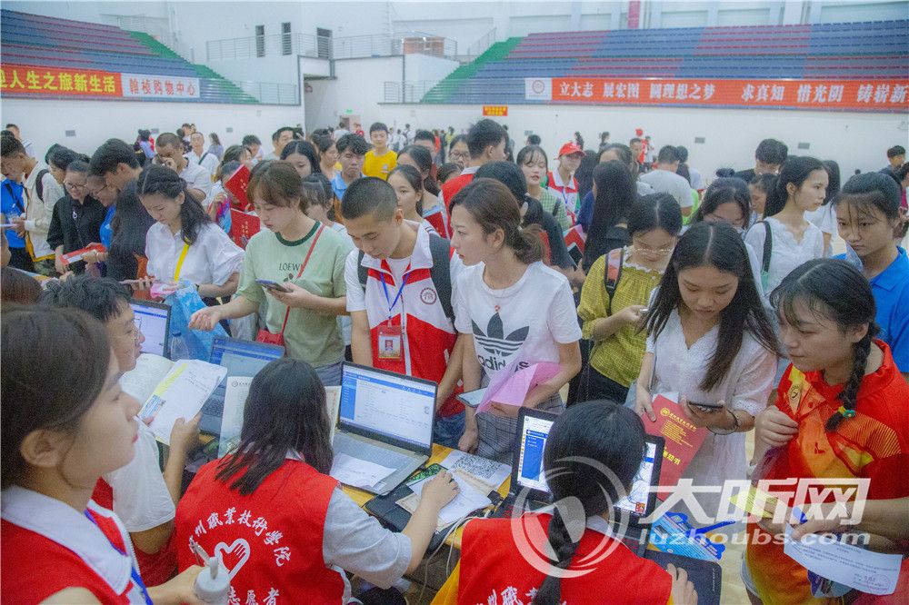 大学已来 泸州职业技术学院迎来5000余新生报到