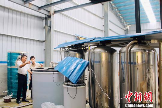 图为陈木成团队自主研发的供水设备。　叶茂 摄
