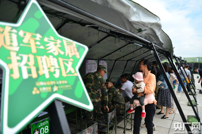 云南：军、政、企联动 “送政策、送岗位”进军营