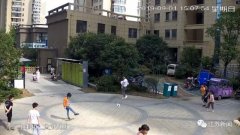 残忍！男孩踢球砸中过路女子，同行男子竟一脚