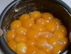 蒸饭进里面打了10个鸡蛋，老公骂我挥金如土，上