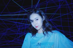黄柳嫣写真演绎科技空灵感 波浪小卷不失女人味