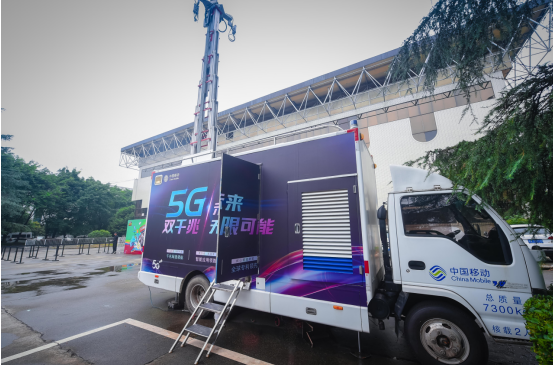 京东手机5G体验进校园 新裤子乐队现身西南交大嗨爆全场