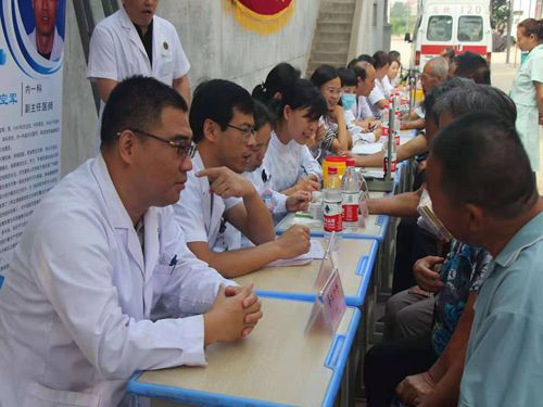 医保政策在乡间 爱心义诊暖人心——区医保局组织开展义诊宣传活动