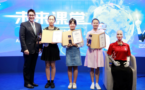 vipJr“未来课堂”世界首位机器人公民担任考官