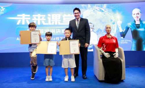 vipJr“未来课堂”世界首位机器人公民担任考官