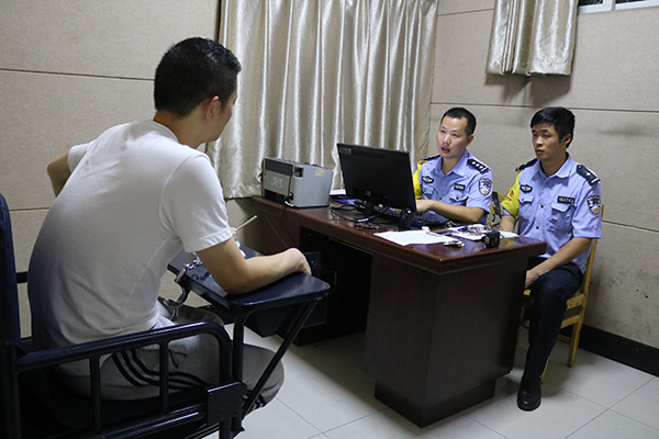 手机支付余额超万元的男子火车站“借钱”买票