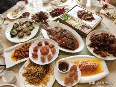 中秋家庭聚餐，11道菜550元，店主说:免费!生意做