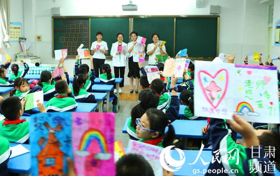 收到教师节贺卡的新入职老师们。 