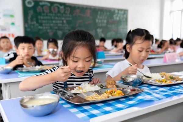 美味+营养双升级！邳州近5万名学生吃上放心营养餐~