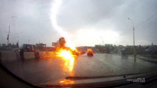 俄罗斯—女子雨中开车被闪电击中两次奇迹般幸存