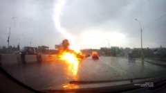 <b>俄罗斯—女子雨中开车被闪电击中两次奇迹般幸存</b>