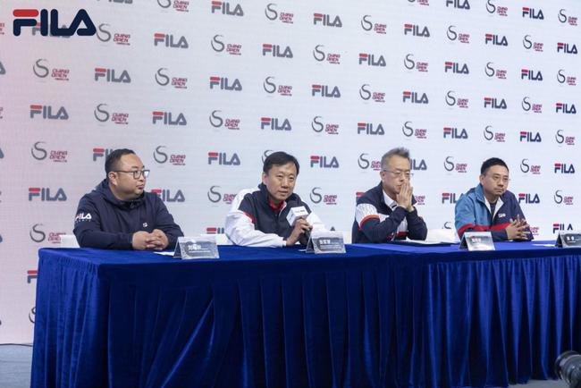 中国网球公开赛联合赛事总监 中网公司董事、总裁张军慧先生（左二）回答媒体问题