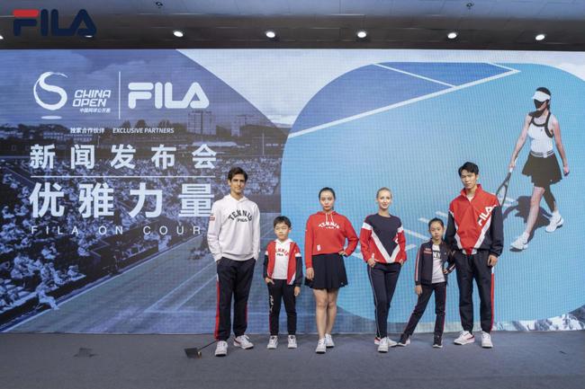 模特上身演绎合作款系列产品