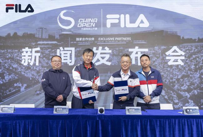 FILA签约成为中网独家运动服鞋官方合作伙伴 （从左至右依次为北京中国网球公开赛体育推广有限公司副总裁刘明秋先生，中国网球公开赛联合赛事总监 中网公司董事、总裁张军慧先生，FILA品牌大中华区CEO姚伟雄先生，FILA大中华区品牌副总裁施睿先生）