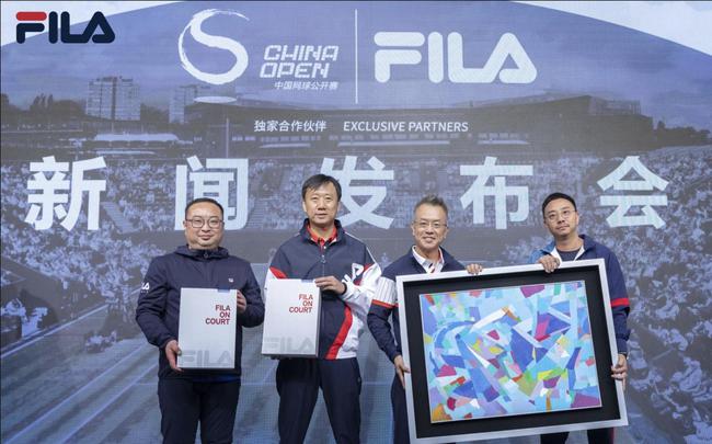 FILA与中网组委会互换纪念礼品