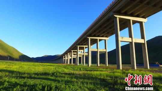 图为青海草原架起的高速公路。(资料图)青海省交通运输厅