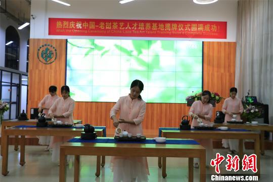 中国学生茶艺表演。　梁双逢 摄