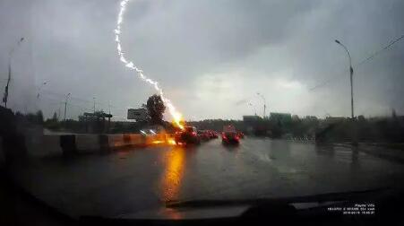 惊魂一幕曝光！女子雨天驾车连遭两次雷击，竟奇迹般幸存！