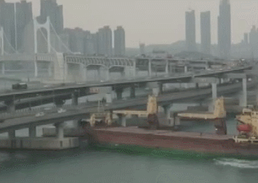 最强醉驾?俄罗斯6千吨级货轮撞上韩国海上大桥 